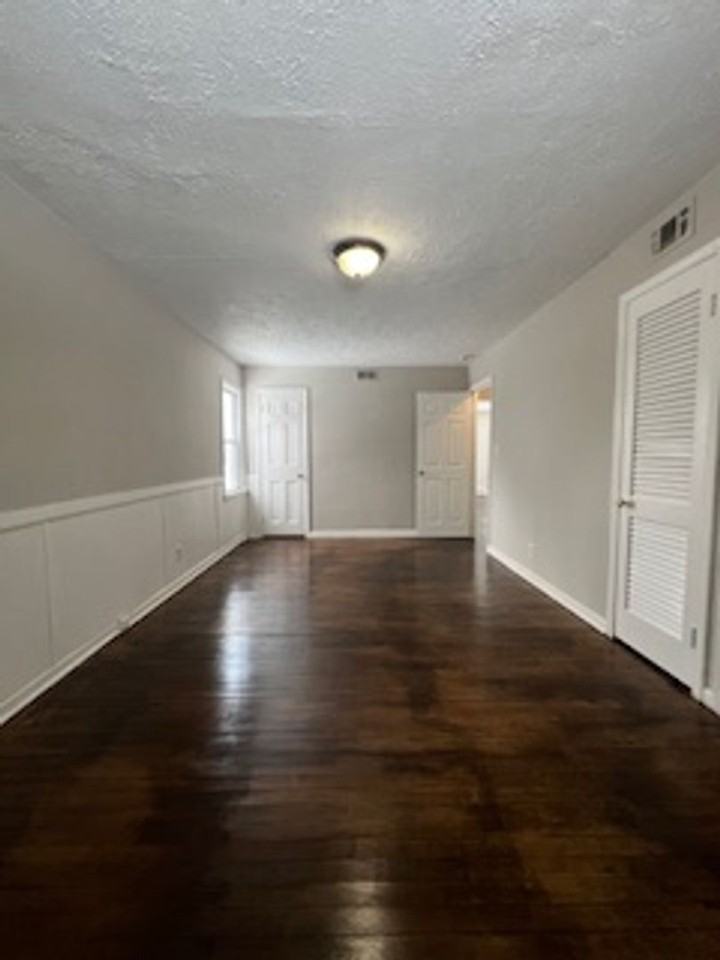 2315 Greenvale Rd - Photo 2 of 18