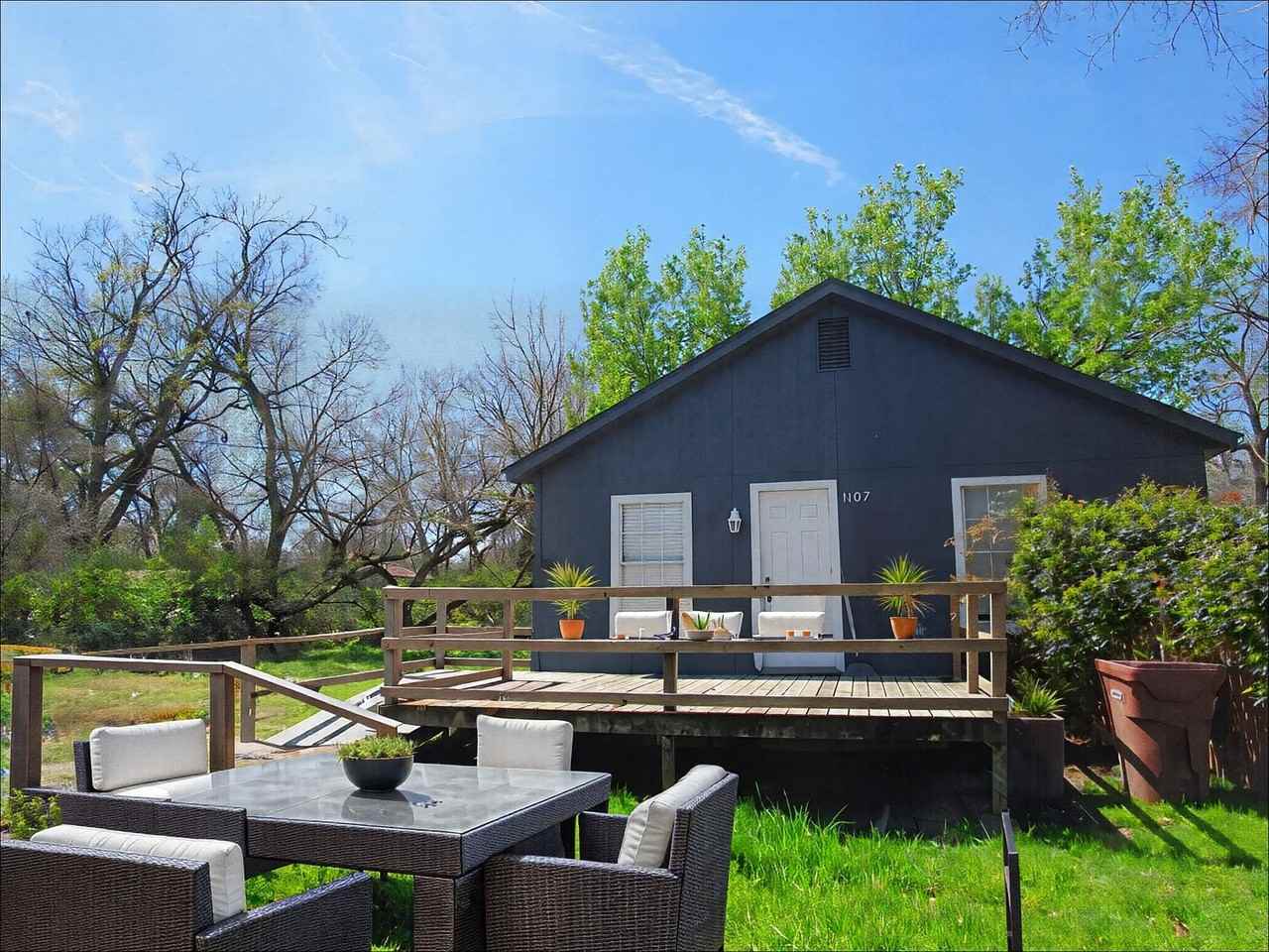 1107 Beech St - Photo 2 of 18