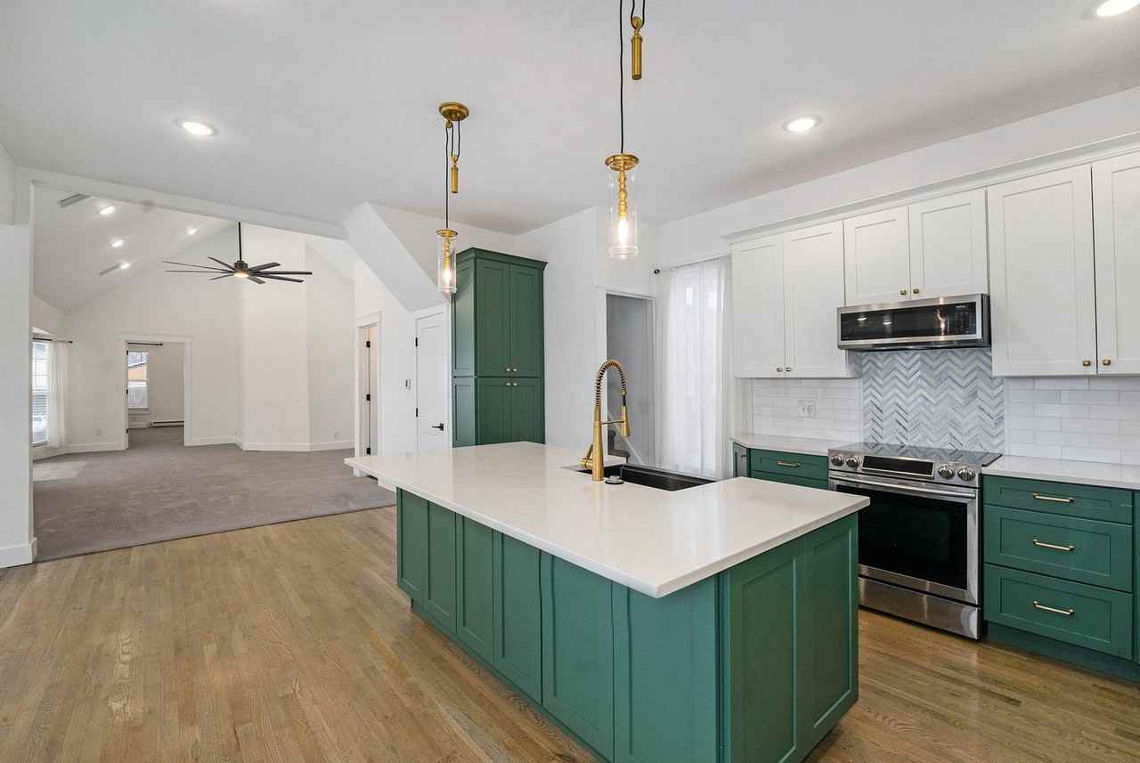 2573 Chase St - Photo 3 of 28