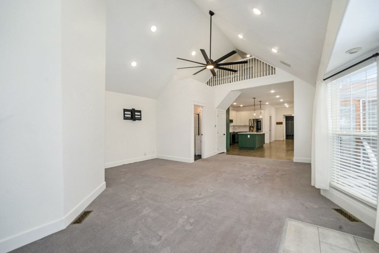 2573 Chase St - Photo 5 of 28