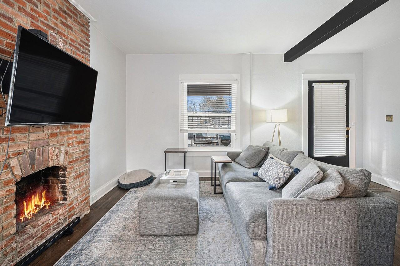 2428 Grove St - Photo 3 of 23