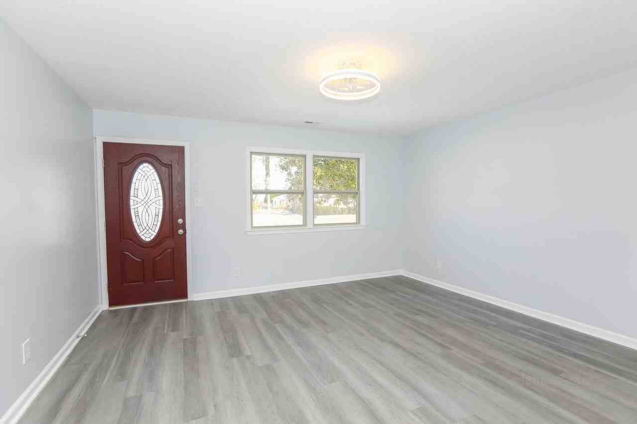 525 Greenway Dr - Photo 2 of 35