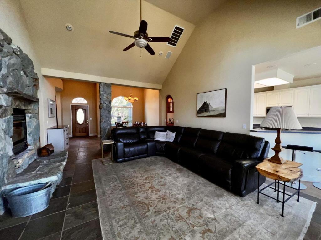 17363 Henry Rd - Photo 4 of 20