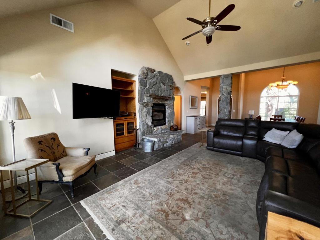 17363 Henry Rd - Photo 5 of 20