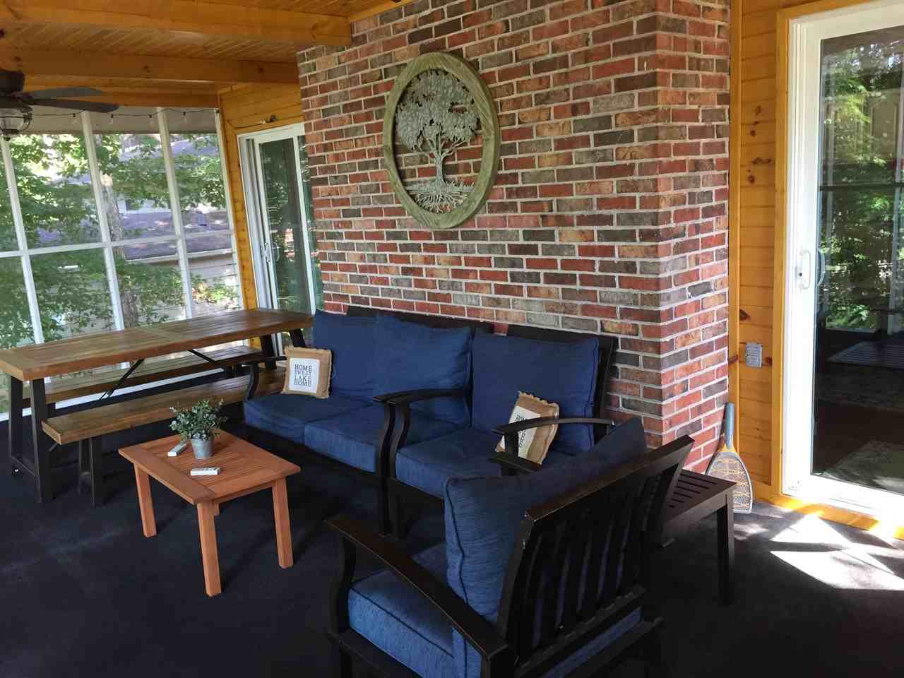 1049 Pioneer Cir - Photo 2 of 25