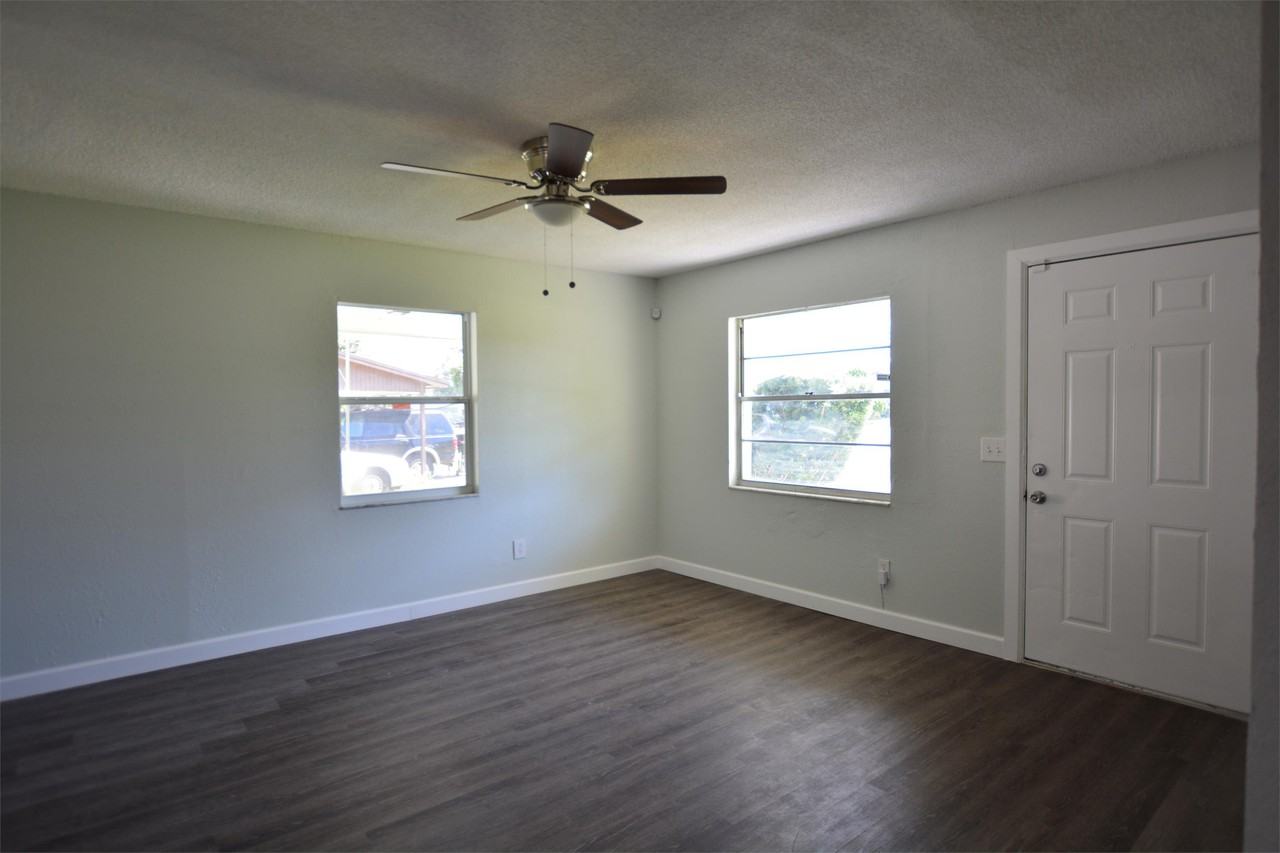 2962 Warfield Dr - Photo 3 of 9