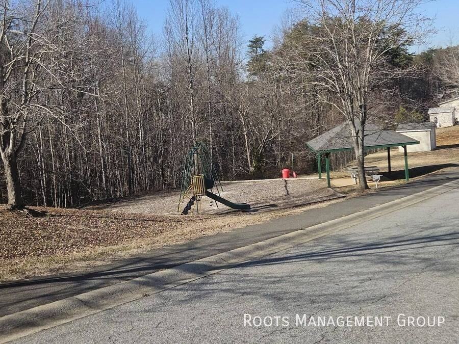 114 Brookview Dr #164 - Photo 2 of 5