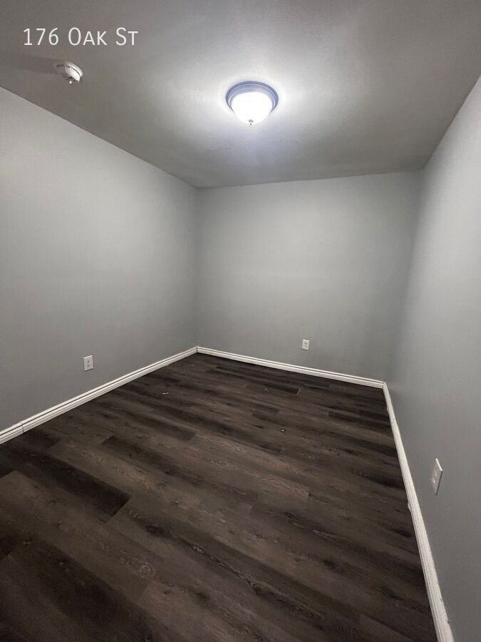 176 Oak St - Photo 5 of 6