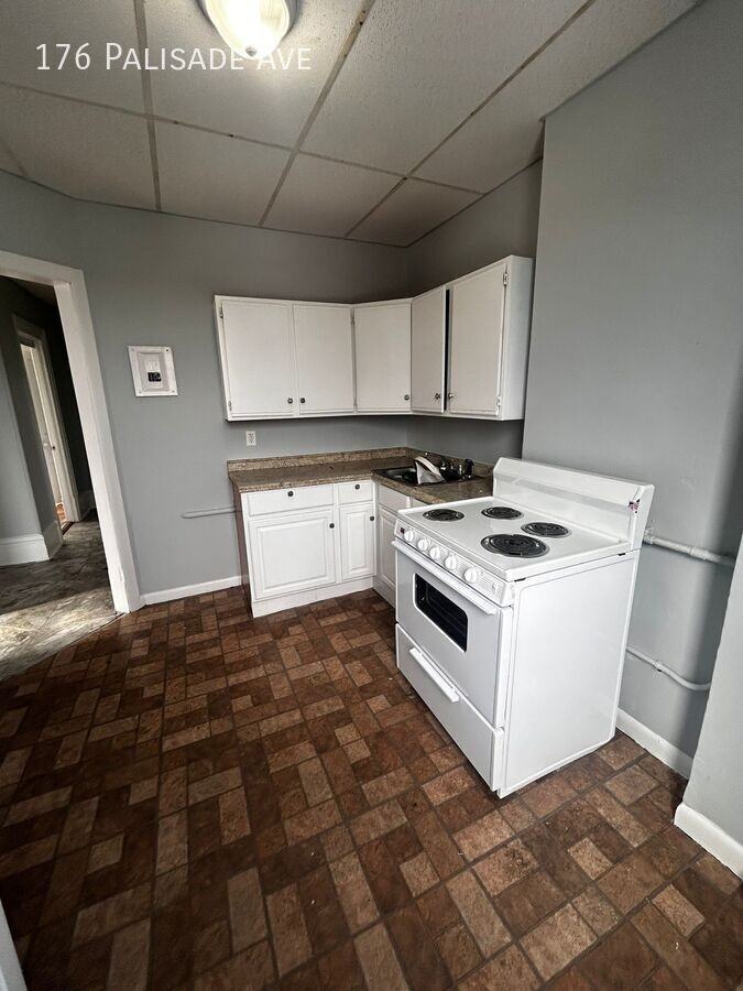 176 Palisade Ave - Photo 2 of 9