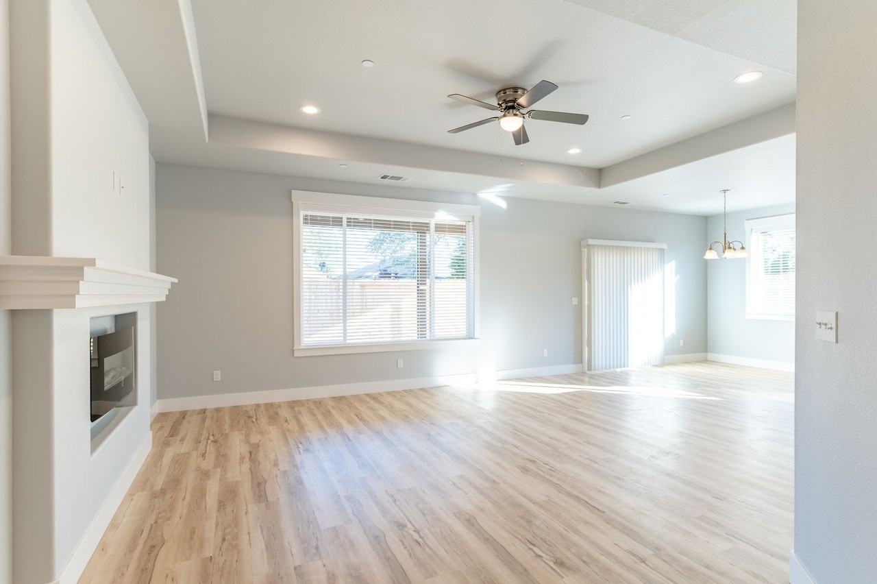 1390 Bonhurst Dr - Photo 2 of 14