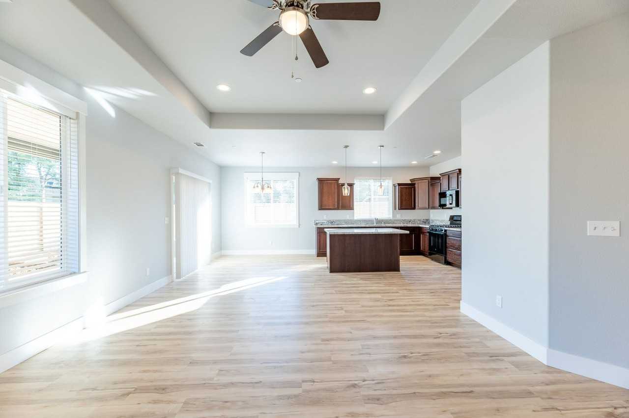 1390 Bonhurst Dr - Photo 3 of 14