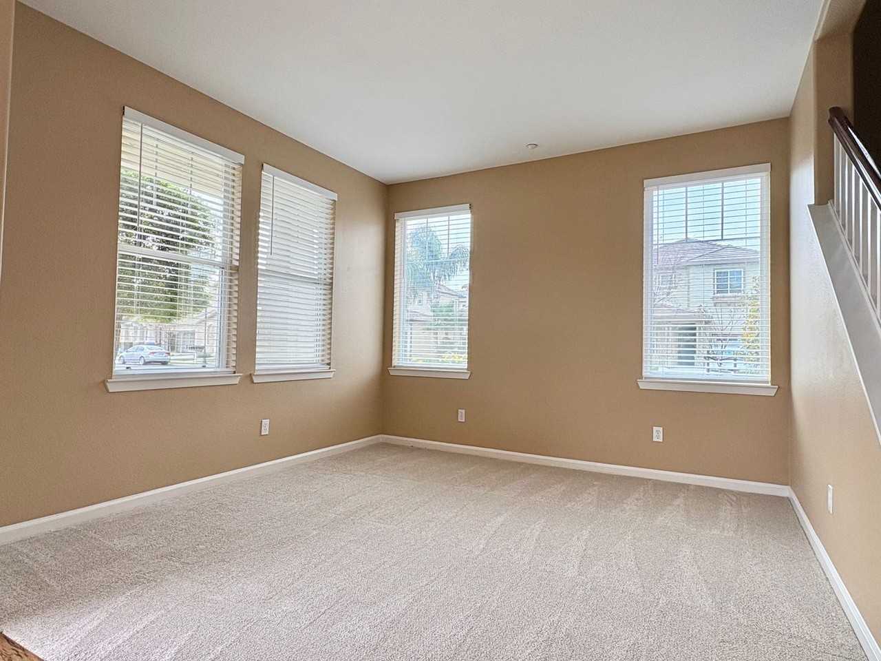 533 Almanor St - Photo 3 of 25