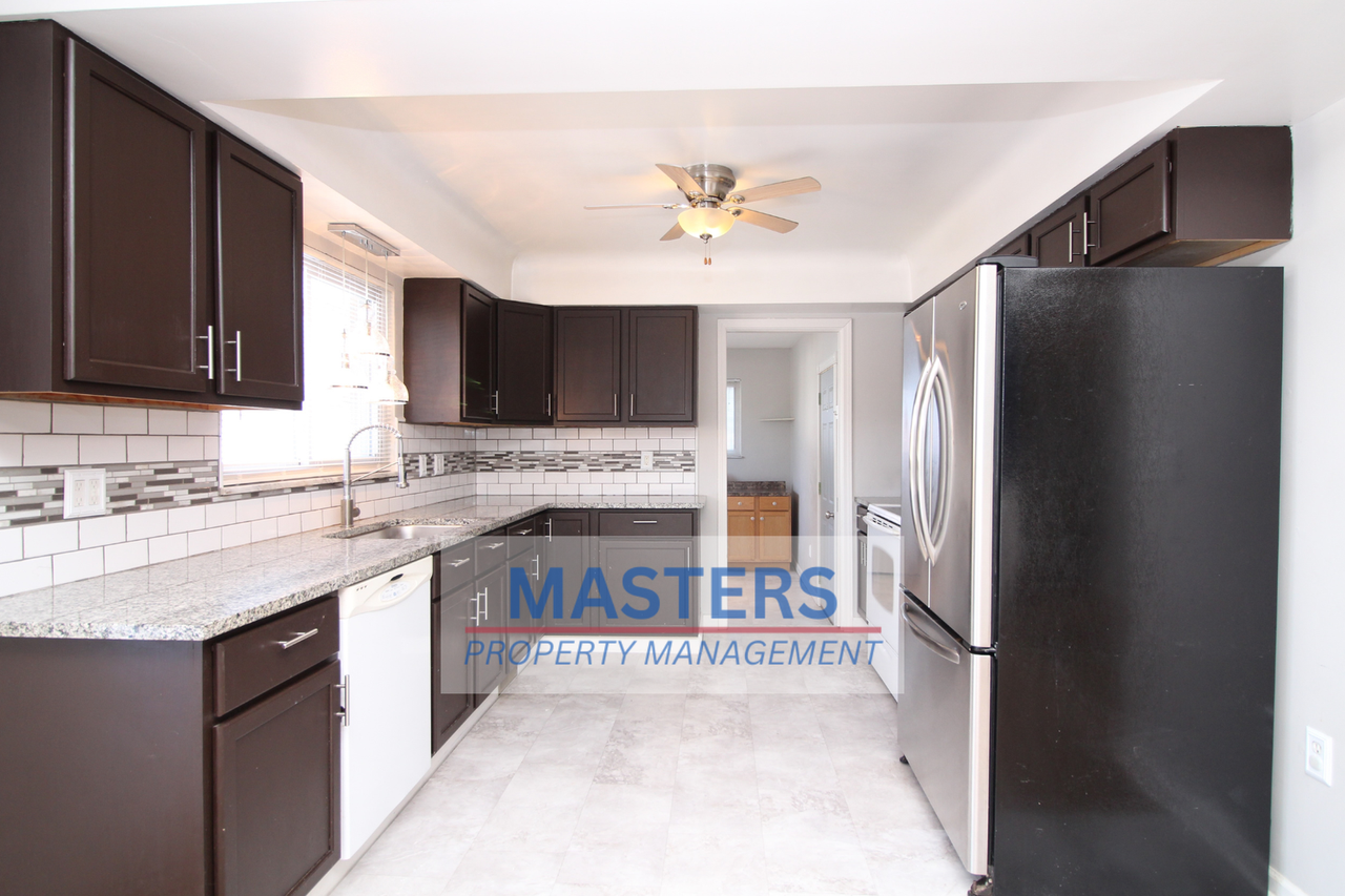 231 W South Boundary St - Photo 3 of 30