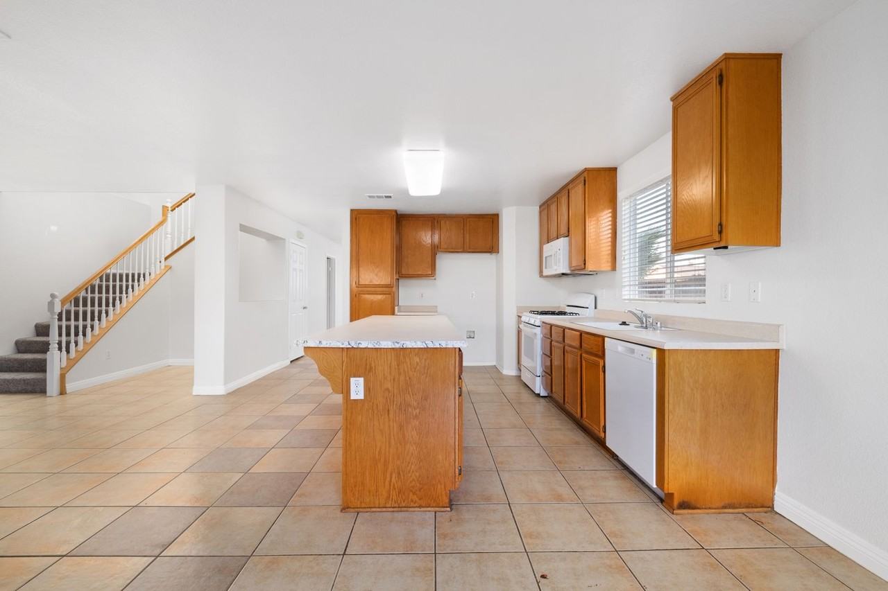 15324 Adobe Way - Photo 7 of 35