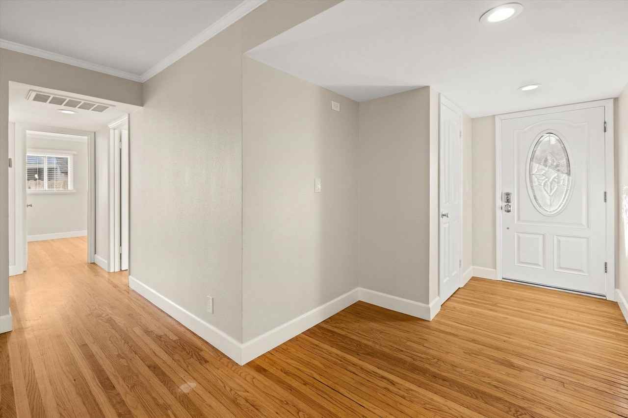 504 Consuelo Dr - Photo 5 of 27