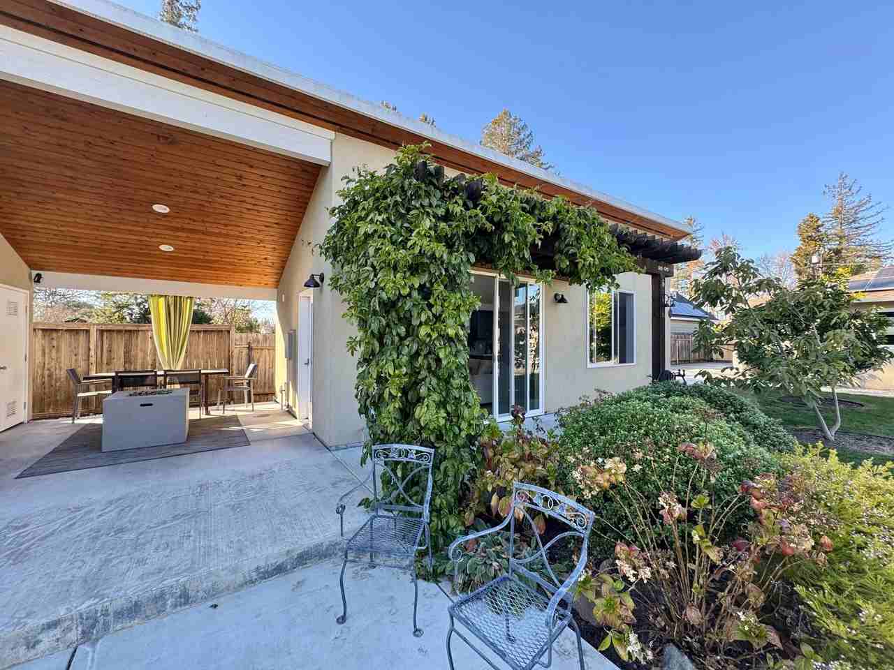 1127 La Homa Dr - Photo 2 of 47