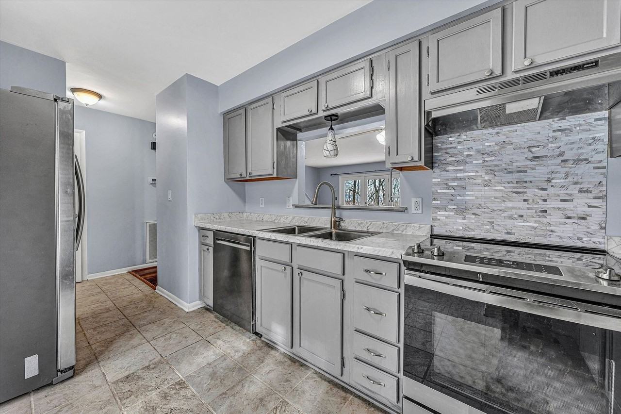 3539 Londonderry Ln - Photo 3 of 19