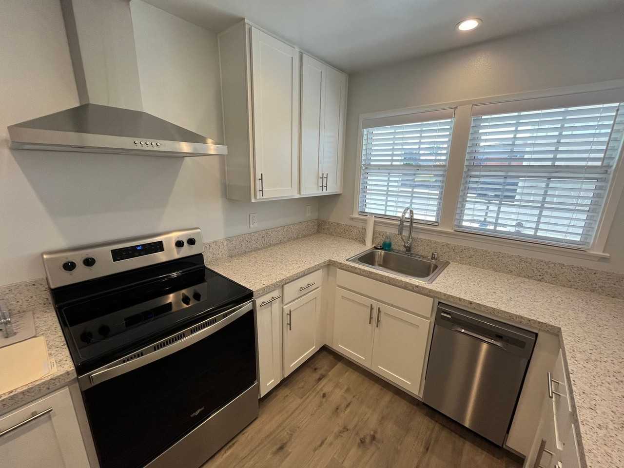 887 Redwood Ave - Photo 6 of 16