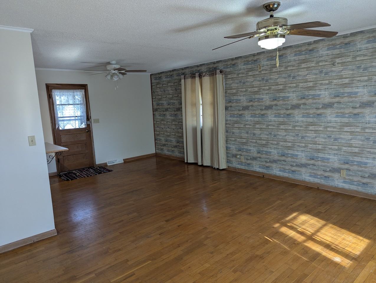 301 W Poplar St #NA - Photo 2 of 11