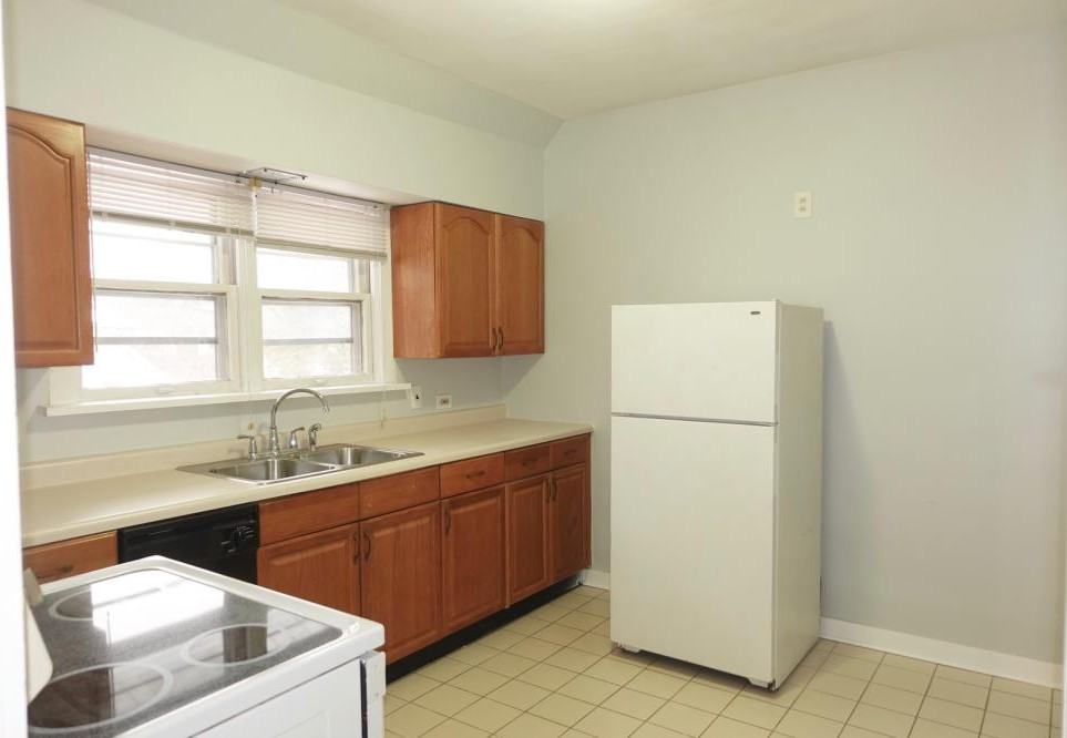 1111 Garfield Ave - Photo 3 of 10