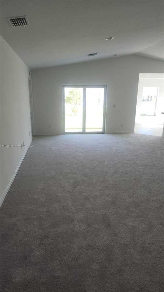 3529 Ne 20th Pl #0 - Photo 3 of 11