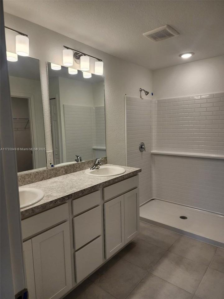 3529 Ne 20th Pl #0 - Photo 5 of 11