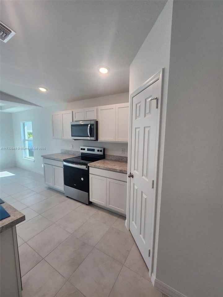 3529 Ne 20th Pl #0 - Photo 6 of 11