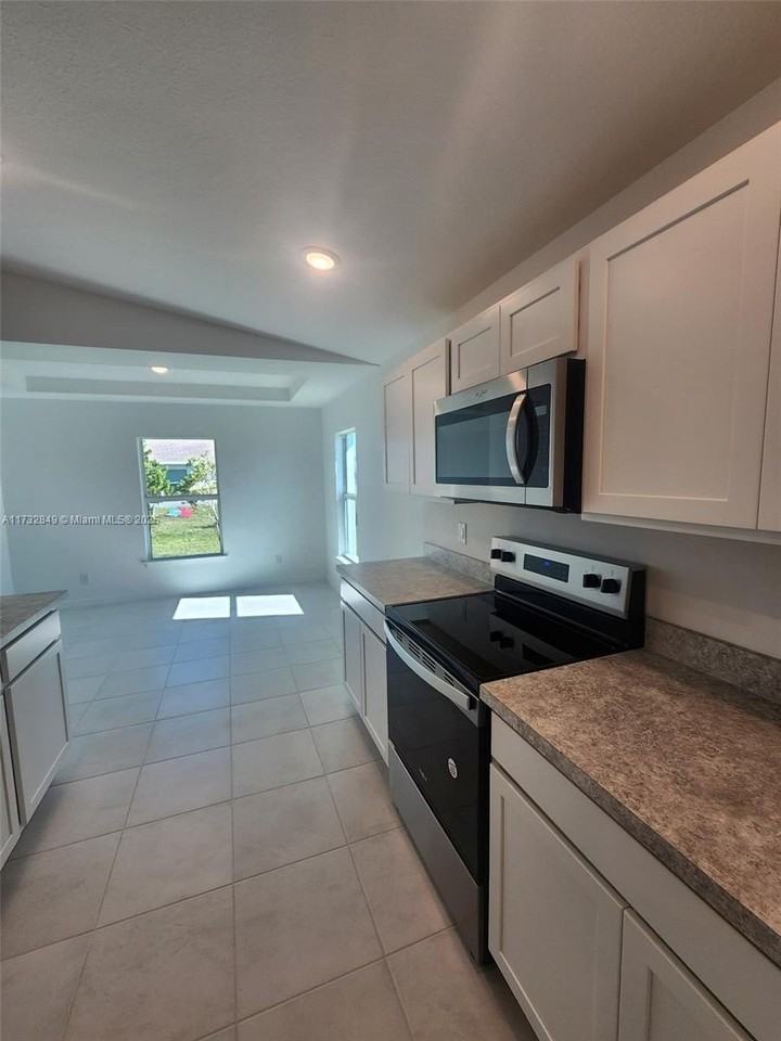 3529 Ne 20th Pl #0 - Photo 7 of 11