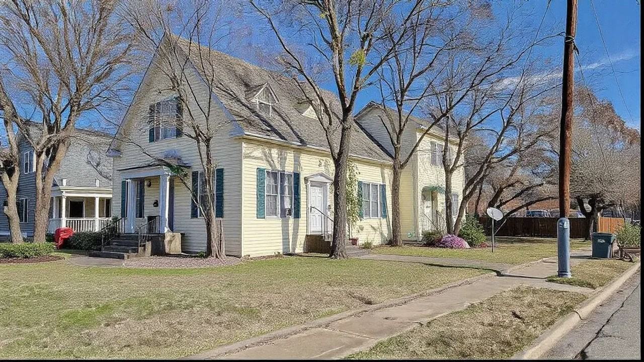 121 W Moore St - Photo 5 of 38