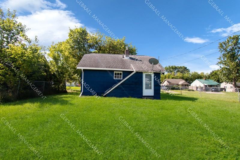 3133 Woodrow Ave - Photo 3 of 10