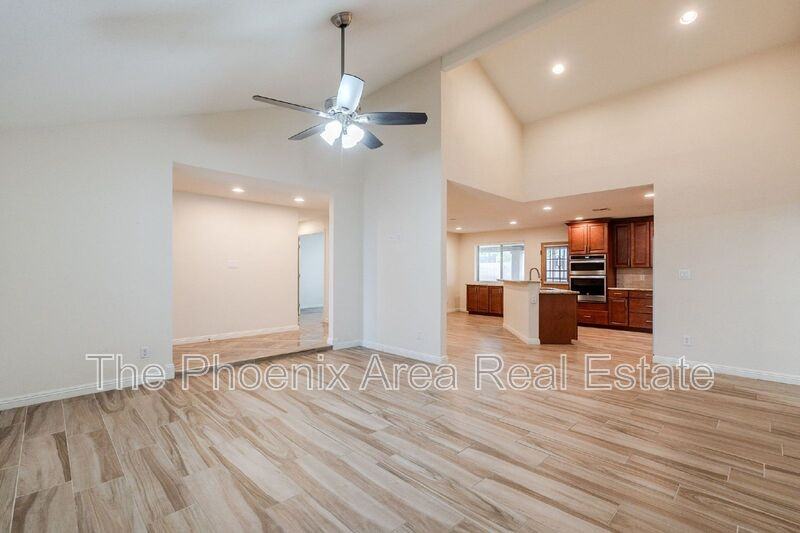 3231 N Woodburne Dr - Photo 3 of 32