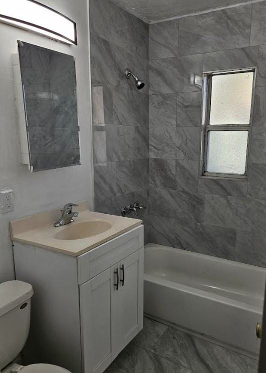 1741 W Walnut St - Photo 4 of 4