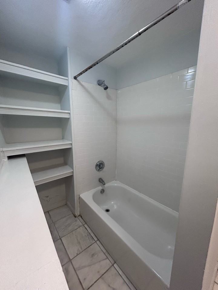 509 E Broadway #19G - Photo 6 of 9