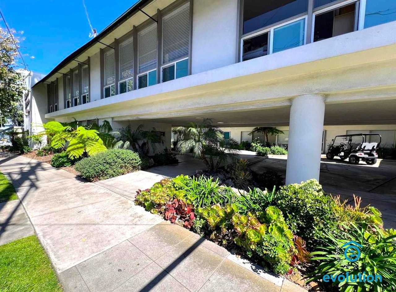 1111 Adella Ave - Photo 4 of 6