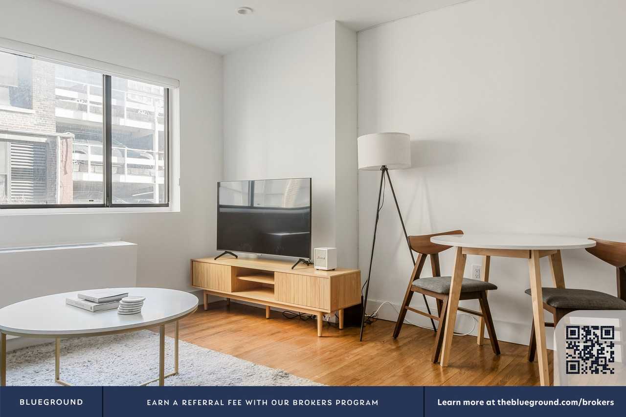 345 West 30th Street #1756 - Photo 4 of 17