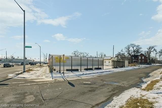 10333 Gratiot Avenue - Photo 2 of 12