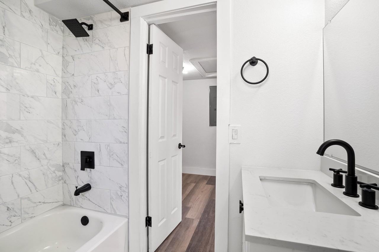 Quan Dr - Photo 2 of 16