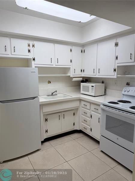 2841 Ne 32nd St - Photo 7 of 13