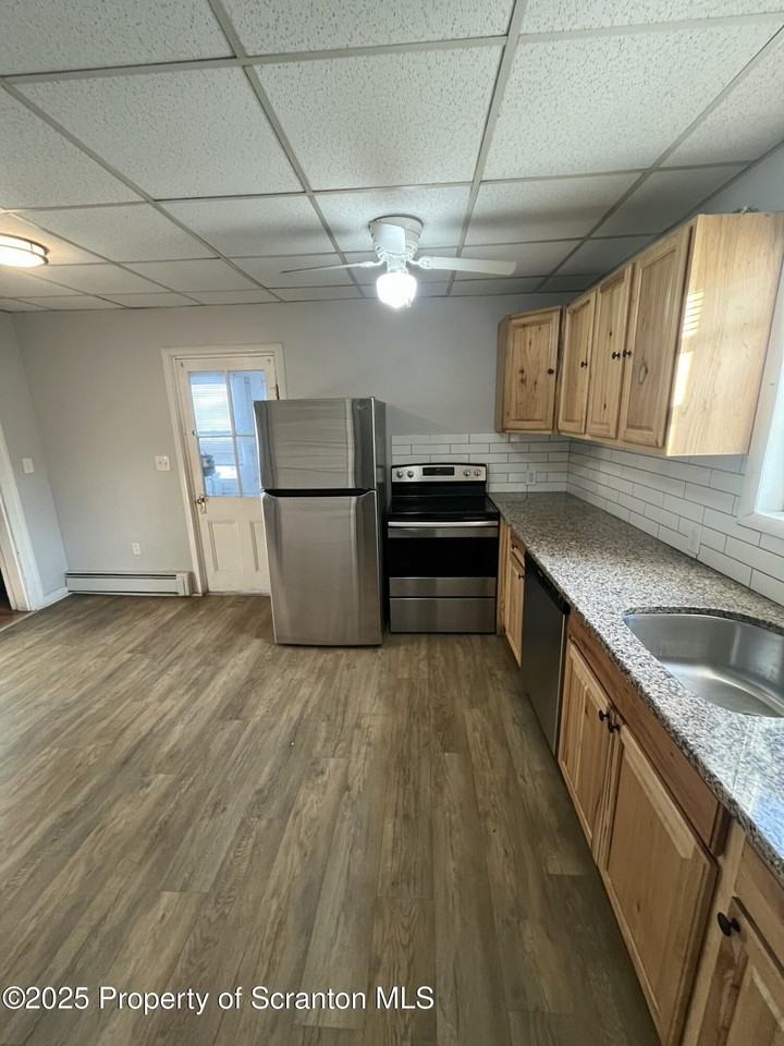 612 E Market St 1st Fl - Photo 3 of 16