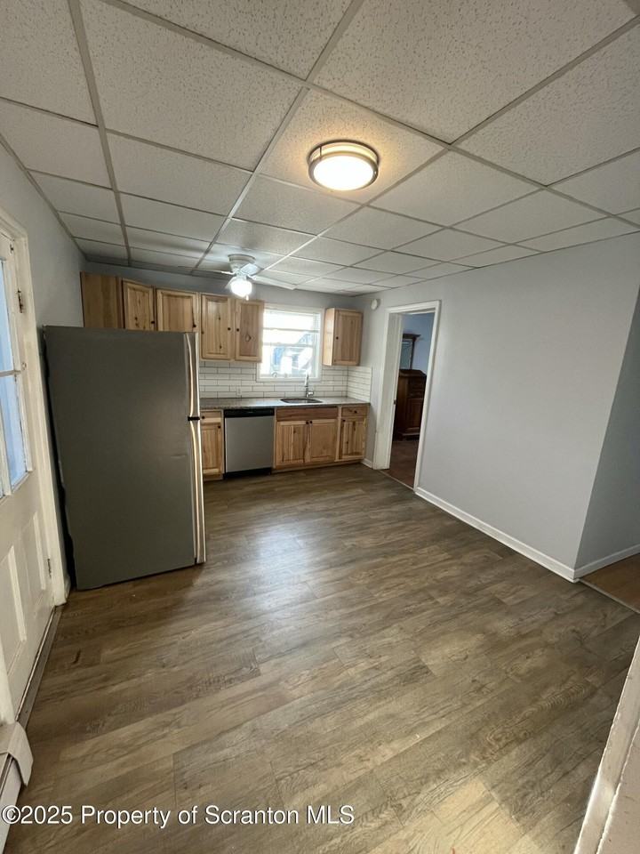 612 E Market St 1st Fl - Photo 4 of 16