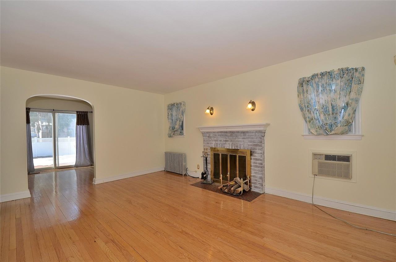 1558 Victoria St - Photo 2 of 39