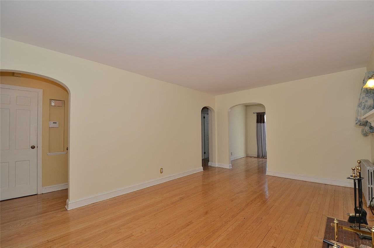 1558 Victoria St - Photo 3 of 39