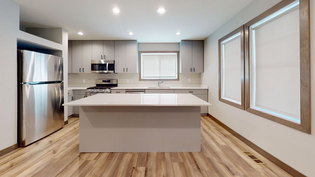 1042 20th Ave Se - Photo 6 of 12