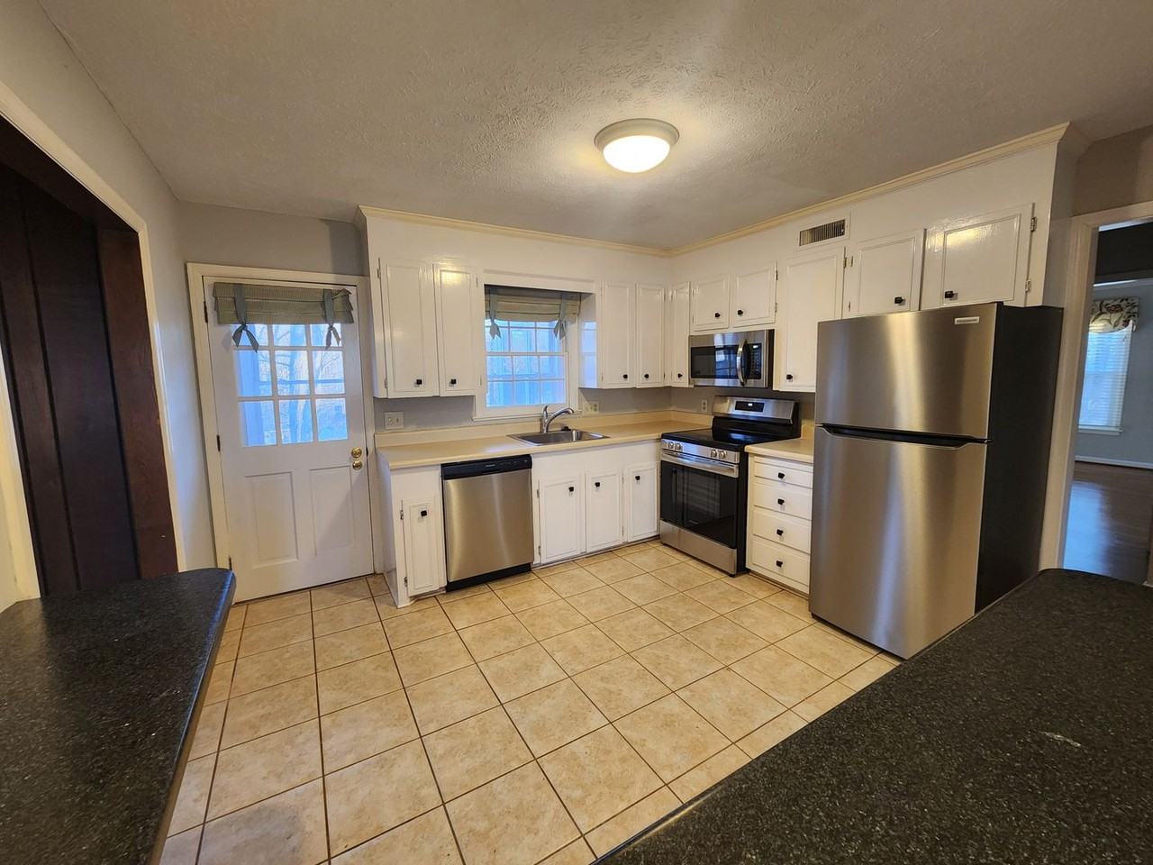 2204 Cambridge Pl - Photo 2 of 15