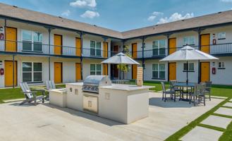 featured image of 925 S Waterview Dr