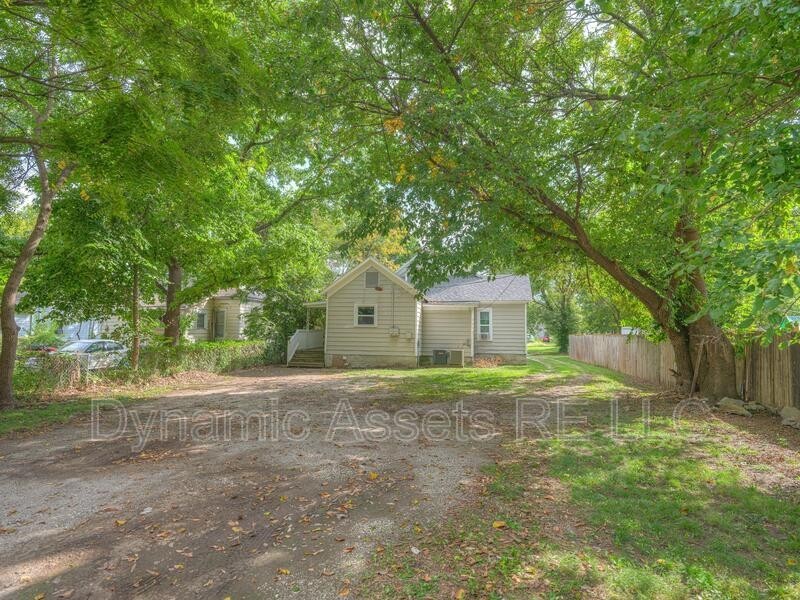 510 W 3rd St #B - Photo 4 of 5