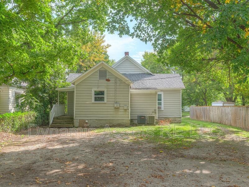 510 W 3rd St #B - Photo 5 of 5