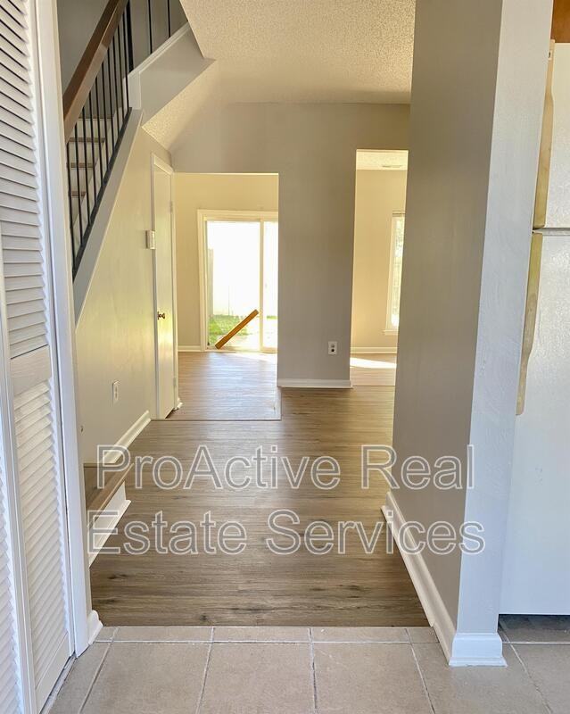 5363 Leicester Ct - Photo 4 of 21