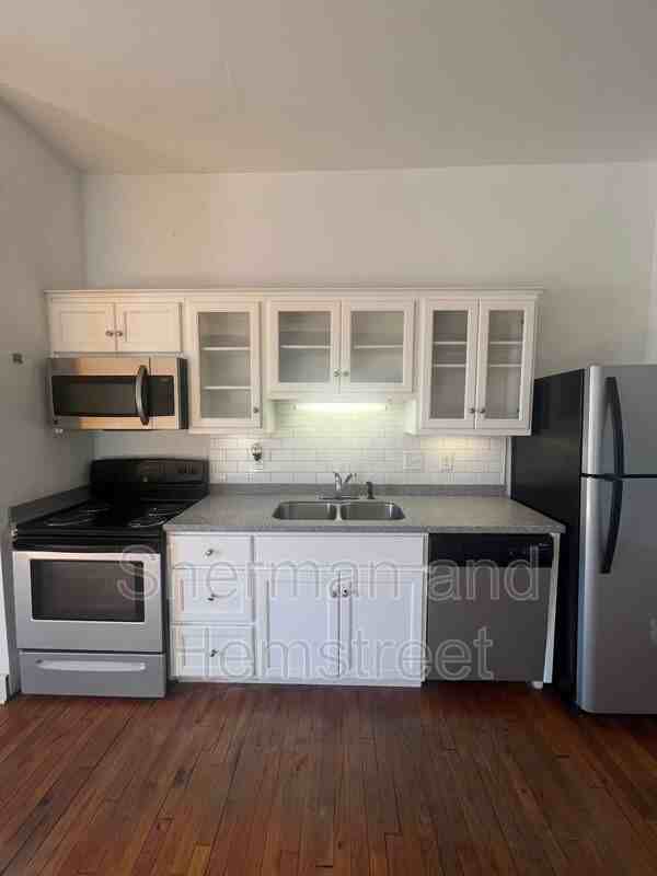 1130 Jones St Apt B - Photo 3 of 10