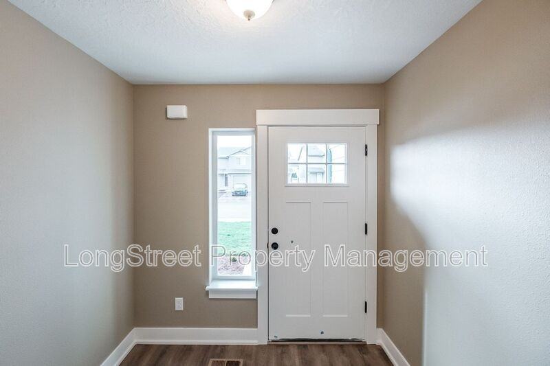 272 Gwinn St E - Photo 4 of 50